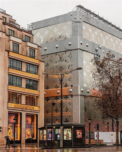 palazzo louis vuitton parigi installazione|Louis Vuitton apre un hotel a Parigi: il cantiere è nascosto dentro .